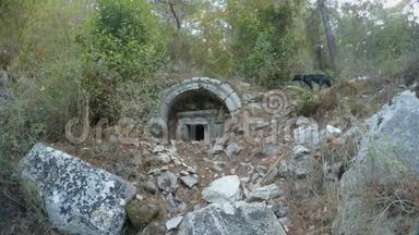 罗马墓葬或储藏设施的废墟，2000年历史的奥利姆波斯莱西亚市，莱西亚小径，马库斯·奥雷利乌斯，坟墓